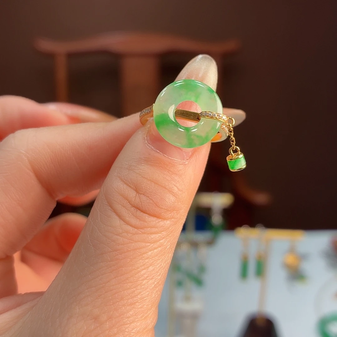 翡翠18K金镶嵌戒指