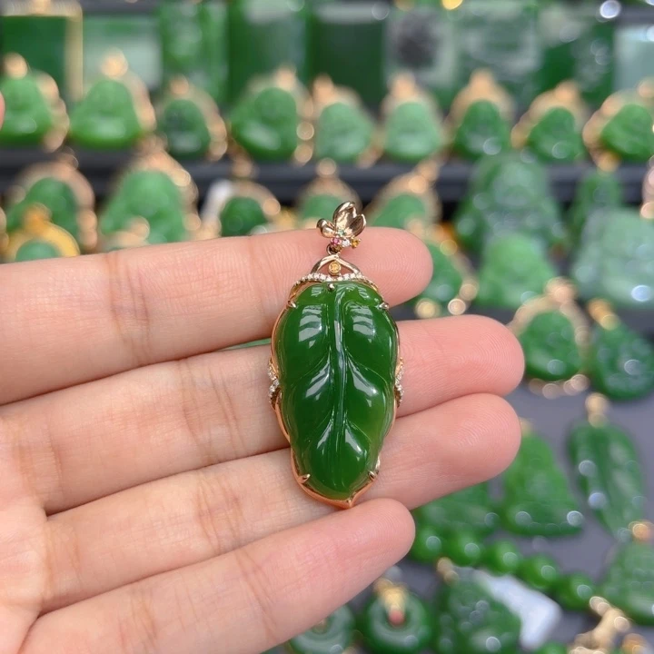 颈饰18K金镶嵌和田玉（碧玉）