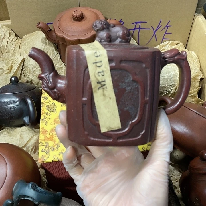 茶壶紫砂原矿泥料，手工制作的一把紫砂壶。