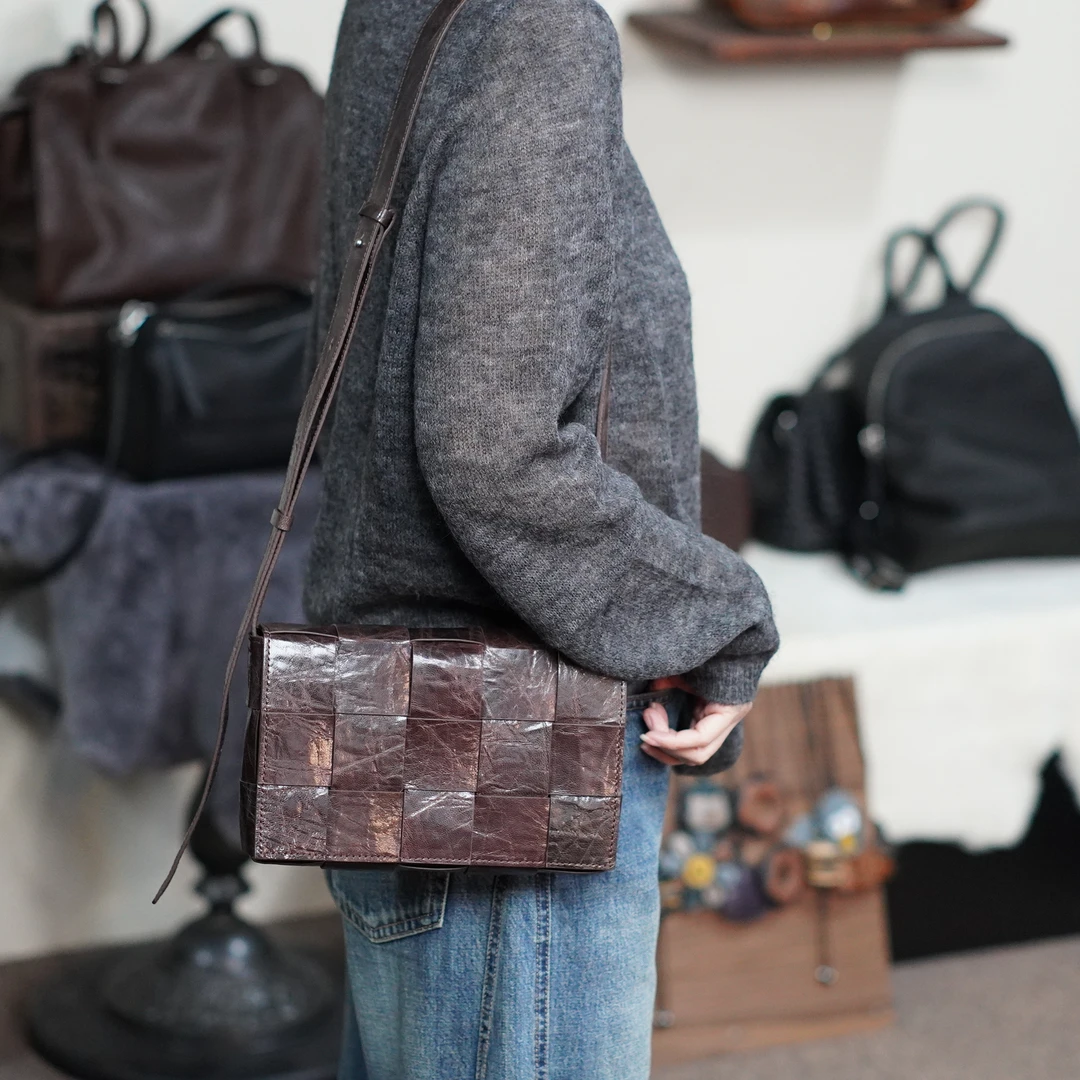 [冰语]欧若风百搭新品简约中古背包单肩斜挎手工编织包-250311