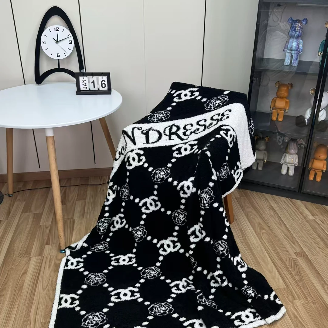 2025轻奢时尚新款半边绒香奈奈毛毯多功能毯