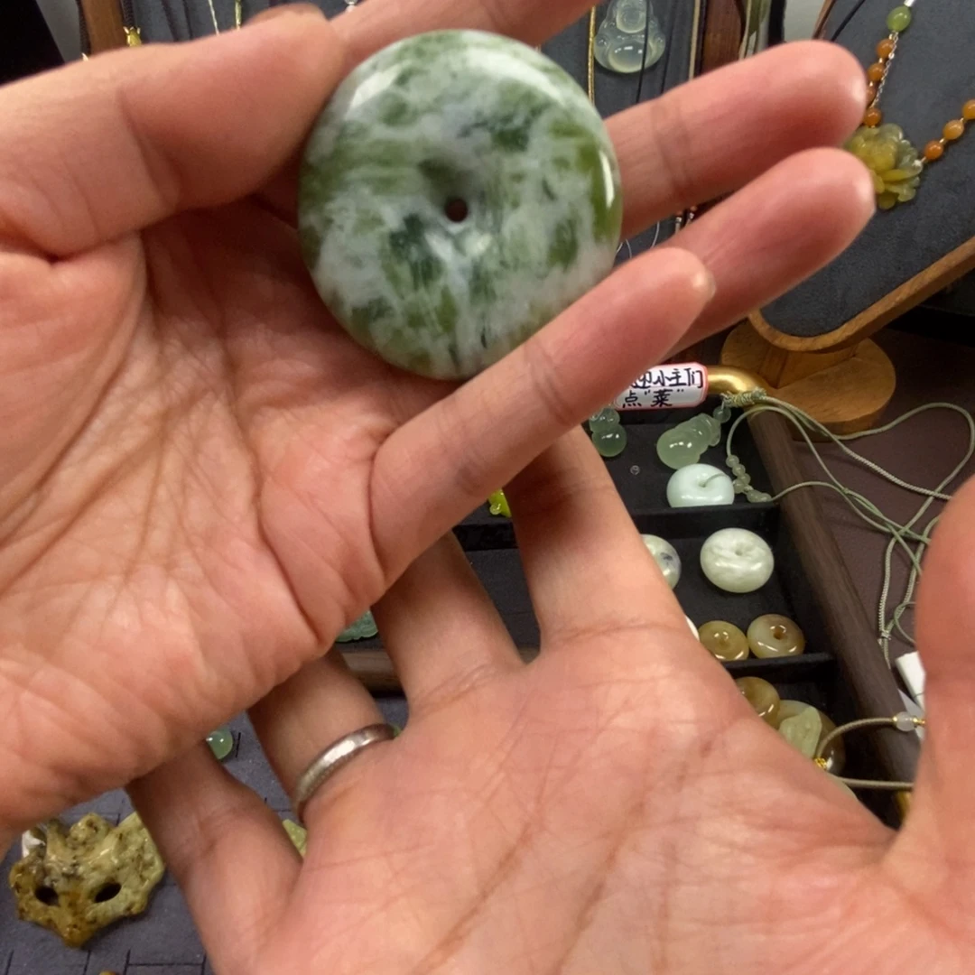 岫玉未镶嵌颈饰大平安扣