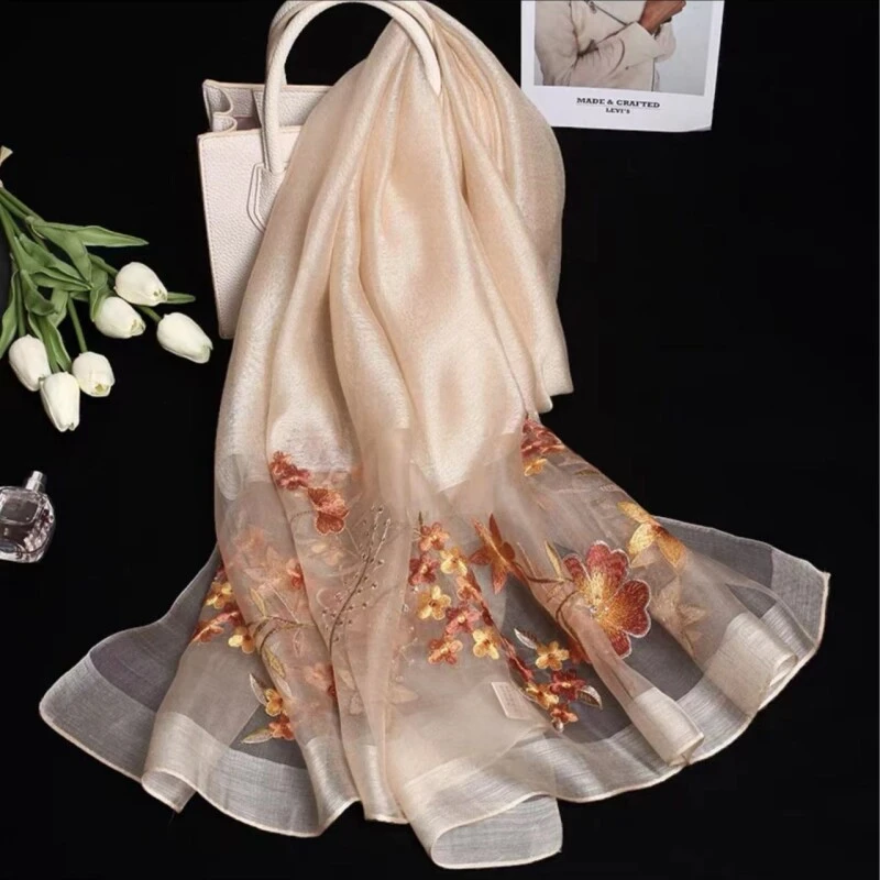 瑕疵. 杏色刺绣款桑蚕丝175*75左右