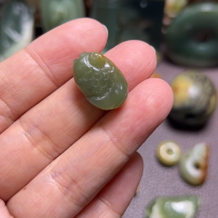 青***尘颈饰未镶嵌岫岩河磨玉（透闪石质玉）