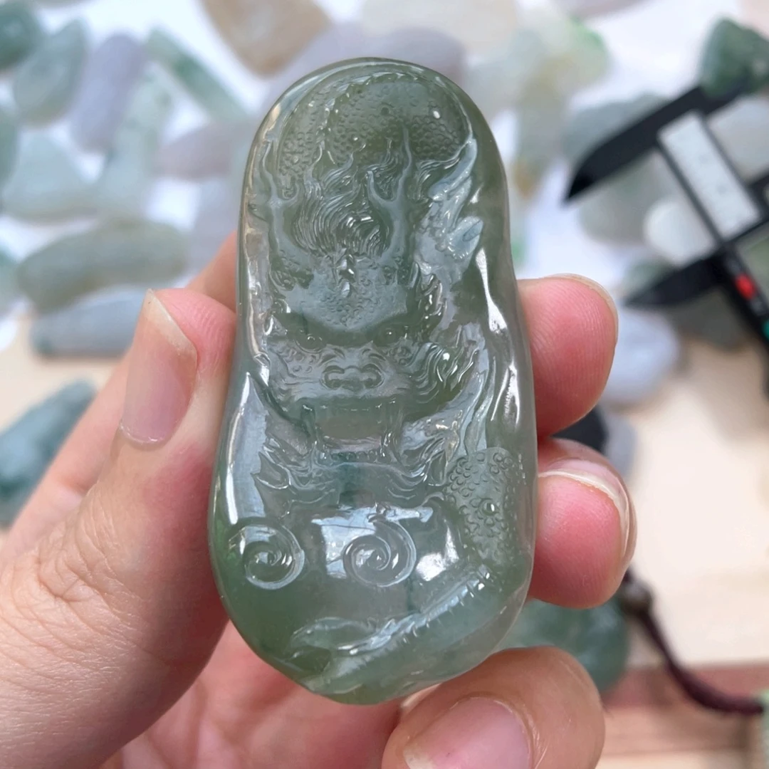 菀***枯翡翠未镶嵌颈饰龙