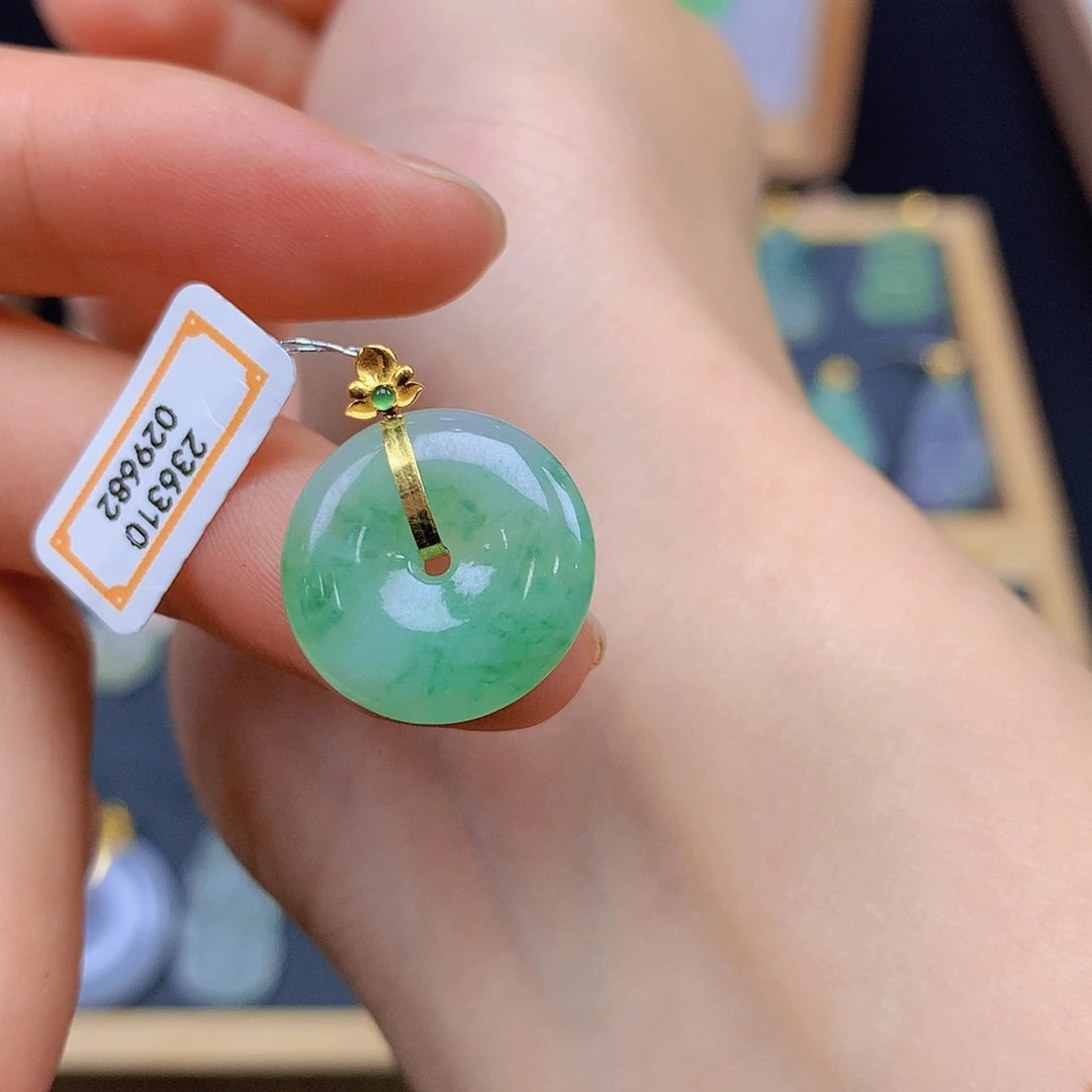 翡翠18K金镶嵌颈饰翡翠