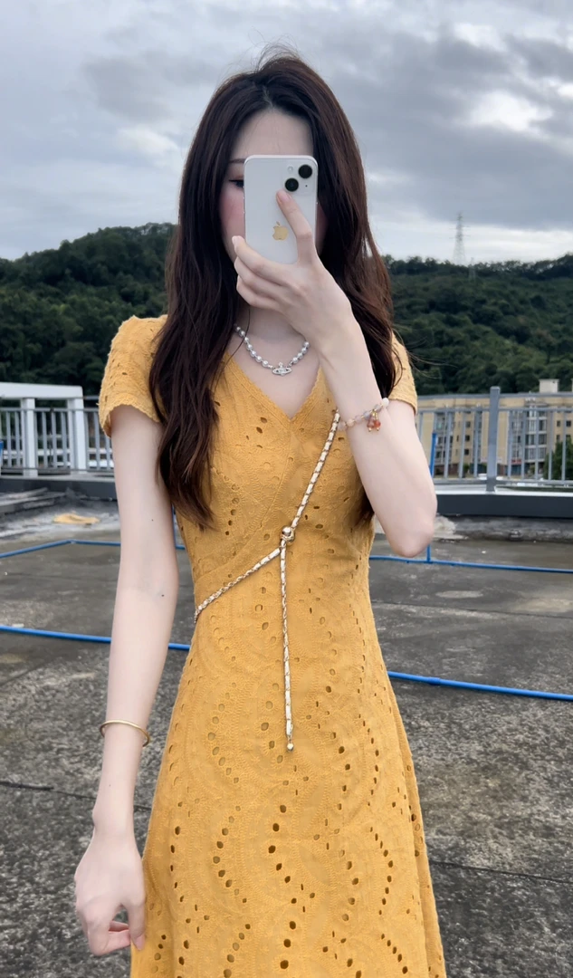 法式温柔风镂空V领短袖连衣裙女夏季新款高级感气质收腰长裙9001