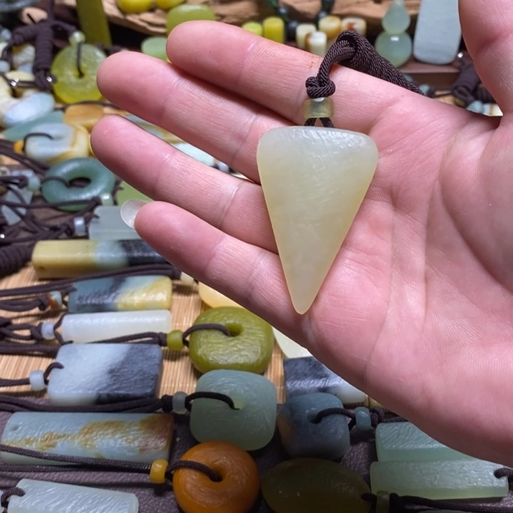 蛇纹石玉未镶嵌挂件