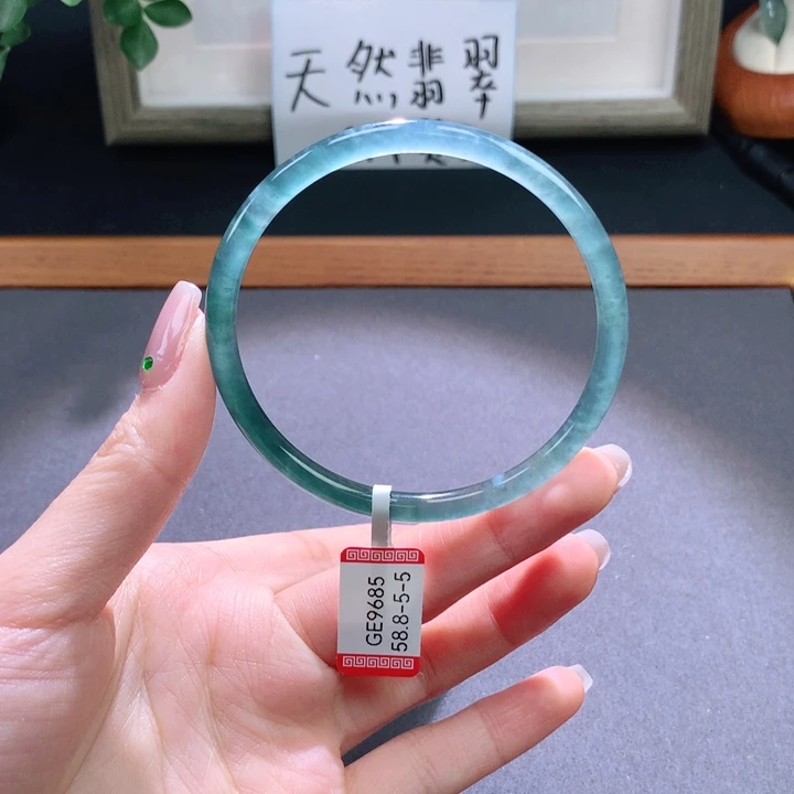 翡翠手镯未镶嵌天然翡翠手镯