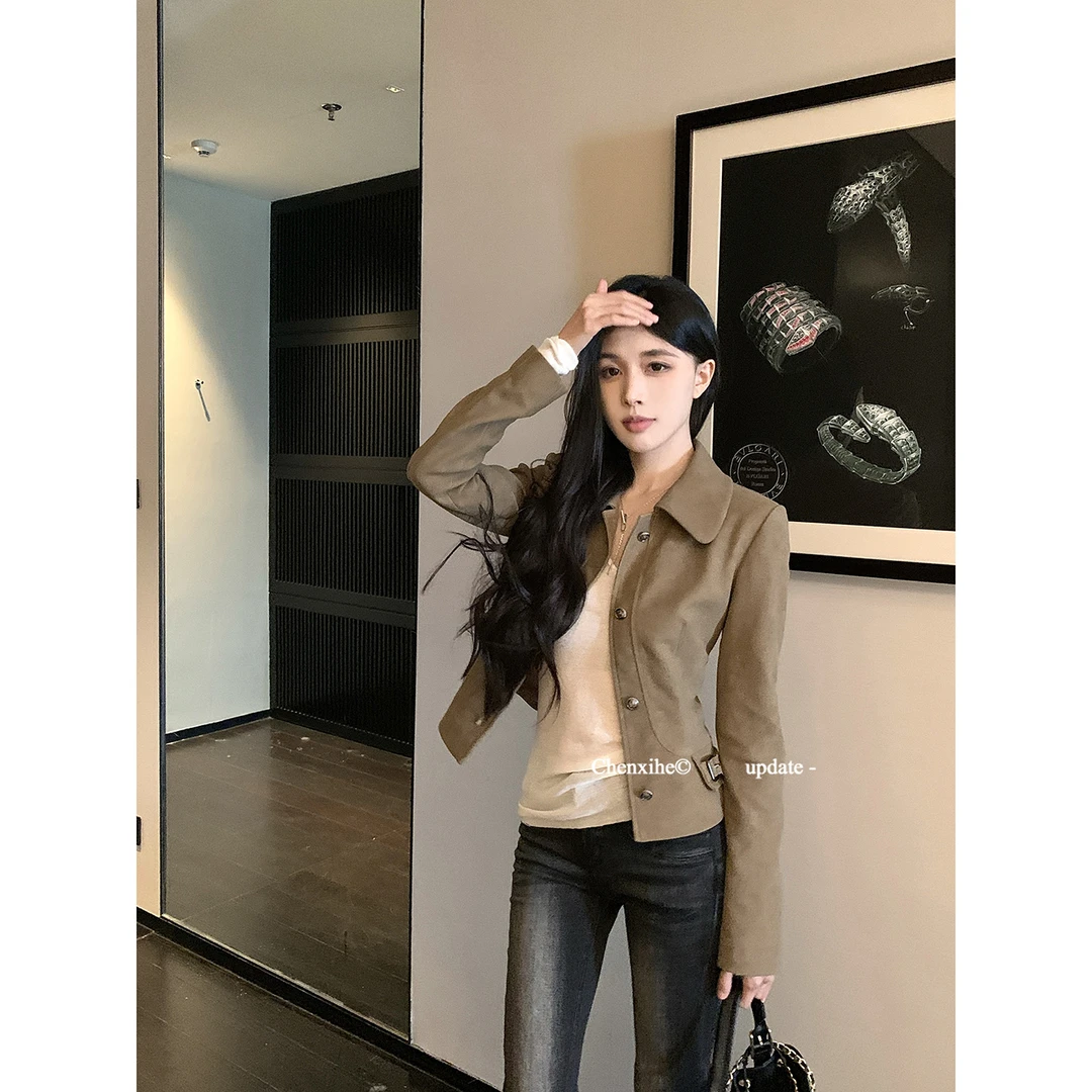 何晨曦 卡其色复古腰间扣袢短款外套收腰修身秋季新款上衣 T1140W