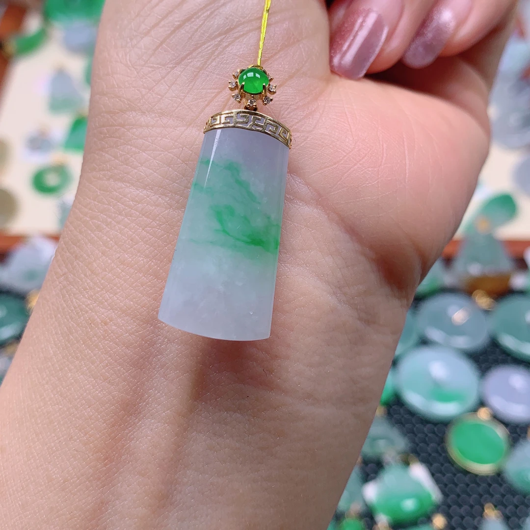 缅甸天然A货翡翠，飘绿无事牌 编号529/418尺寸28-14-5.9