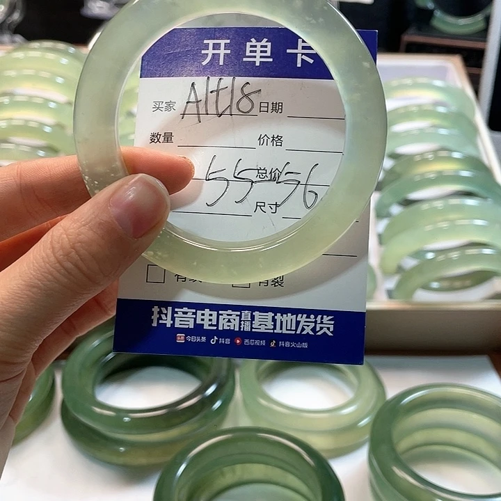 蛇纹石玉手镯未镶嵌好**在