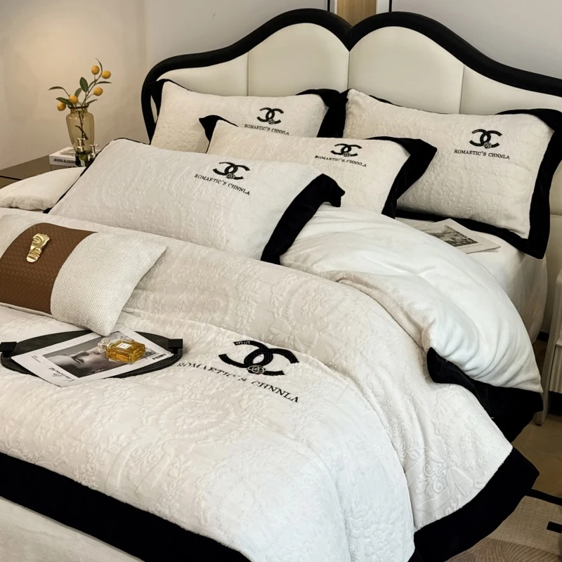 轻奢大牌全消光雕花牛奶绒床盖款四件套保暖四件套双面绒绣花被套