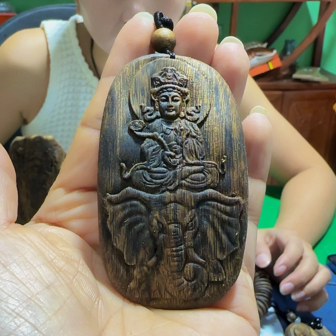吊坠沉香海南白奇乌身老料雕刻普贤菩萨带绳21克