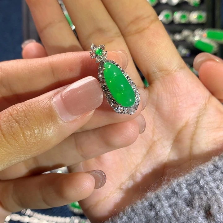 翡翠18K金镶嵌颈饰福豆