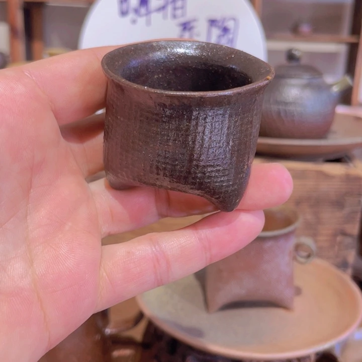 三足鼎立手捏小茶杯