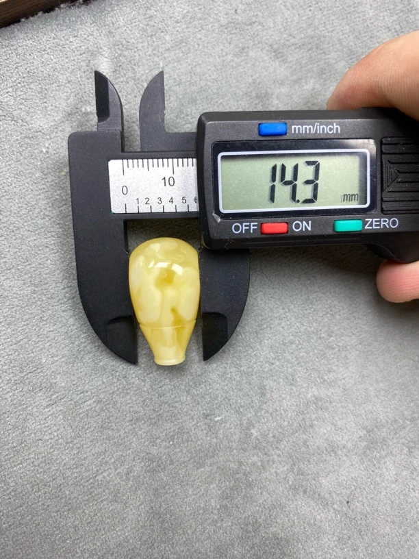 小众蝶状花纹蜜蜡俄料三通14.3mm