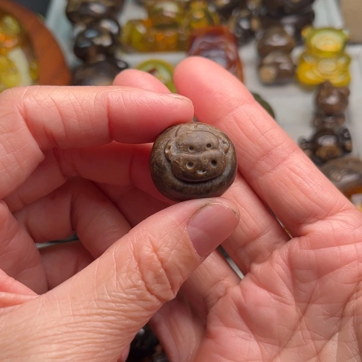 琥珀未镶嵌颈饰牛头