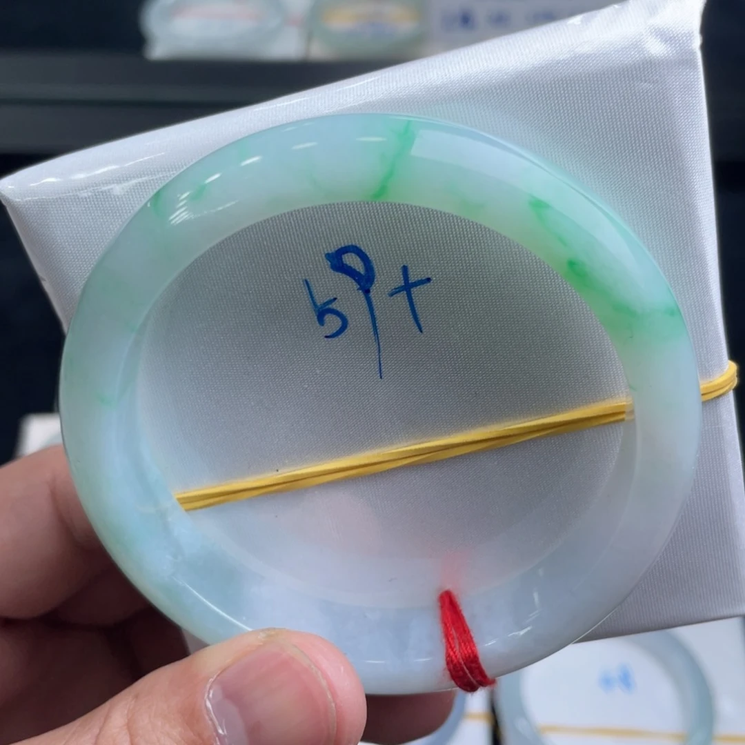 翡翠手镯未镶嵌翡翠手镯