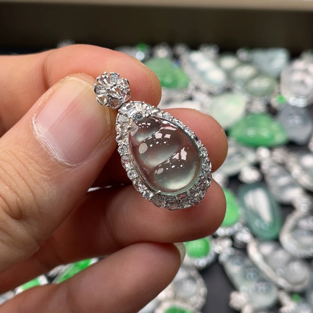 翡翠18K金镶嵌颈饰豆子