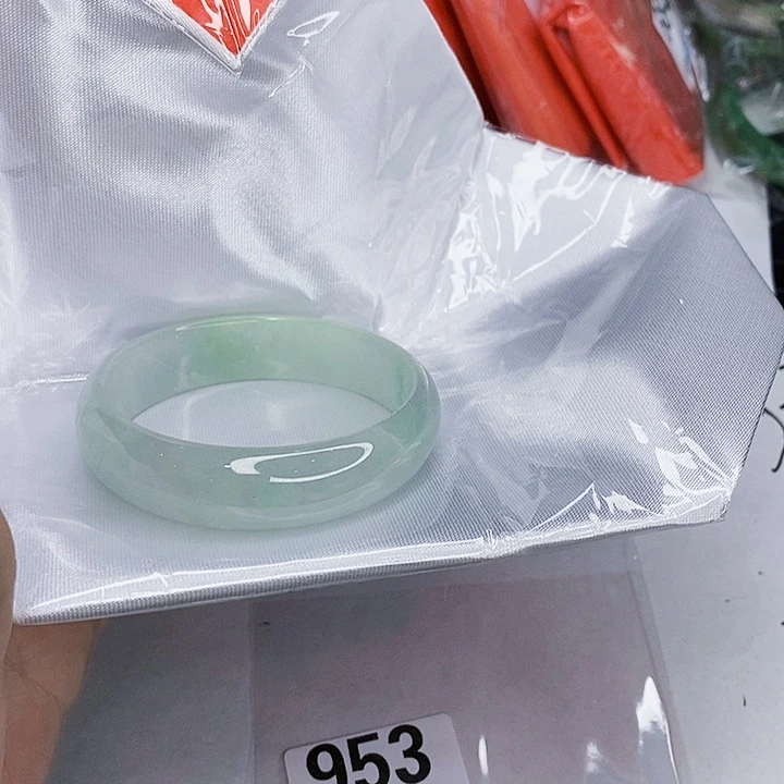 翡翠未镶嵌手镯一图一物实物为准（微瑕处理）