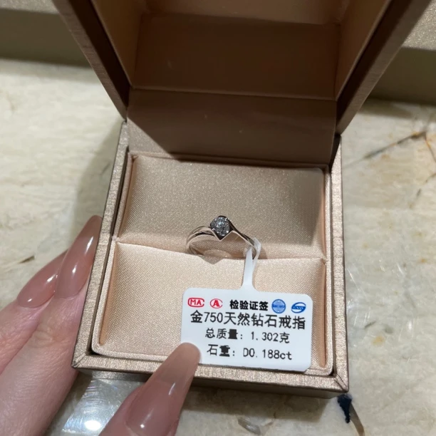 18K金镶嵌天然钻石戒指F-G高色钻石扭臂设计款时尚个性女士婚戒