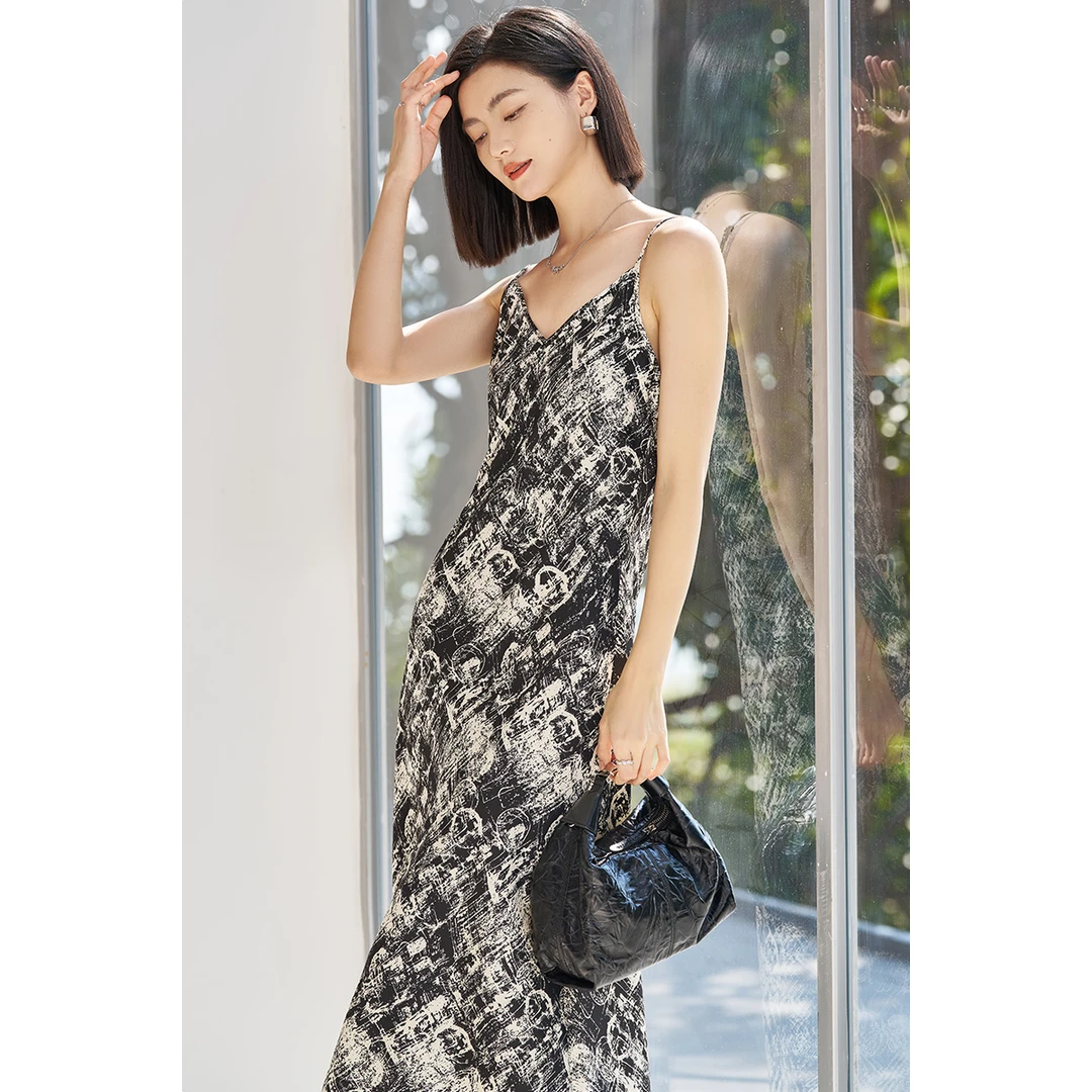米思阳新款宽松V领碎花打底连衣裙设计感吊带中长裙女5M25AL4978