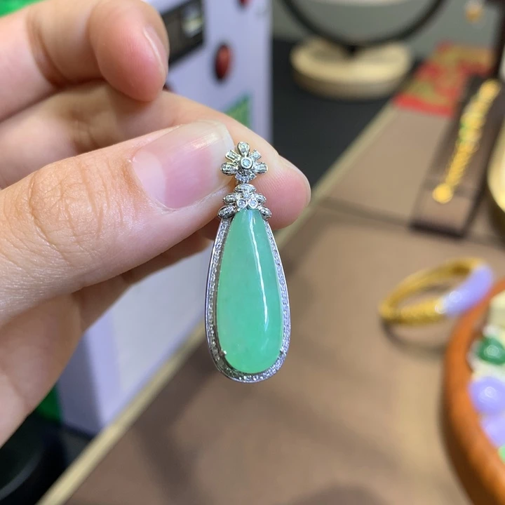 翡翠18K金镶嵌颈饰翡翠