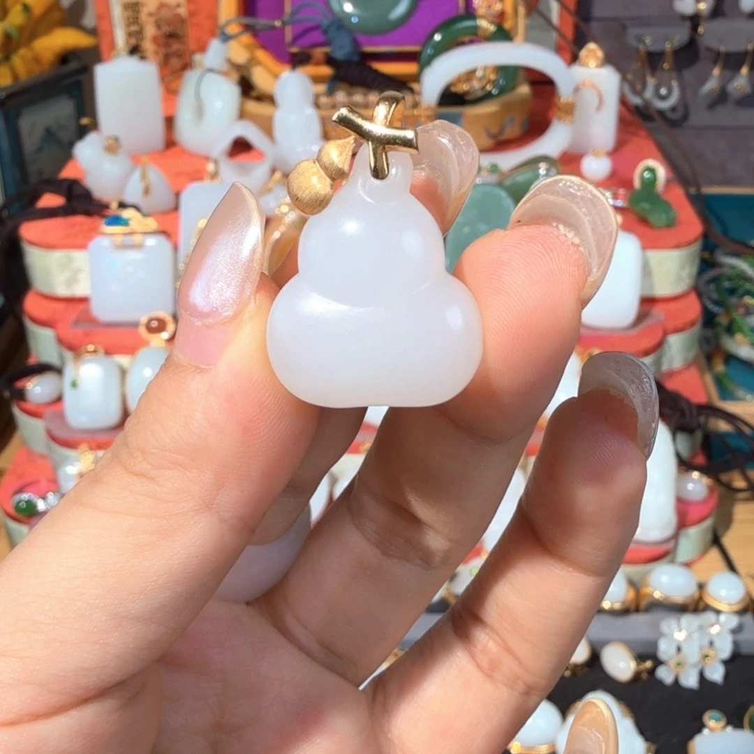 和田玉18K金镶嵌颈饰