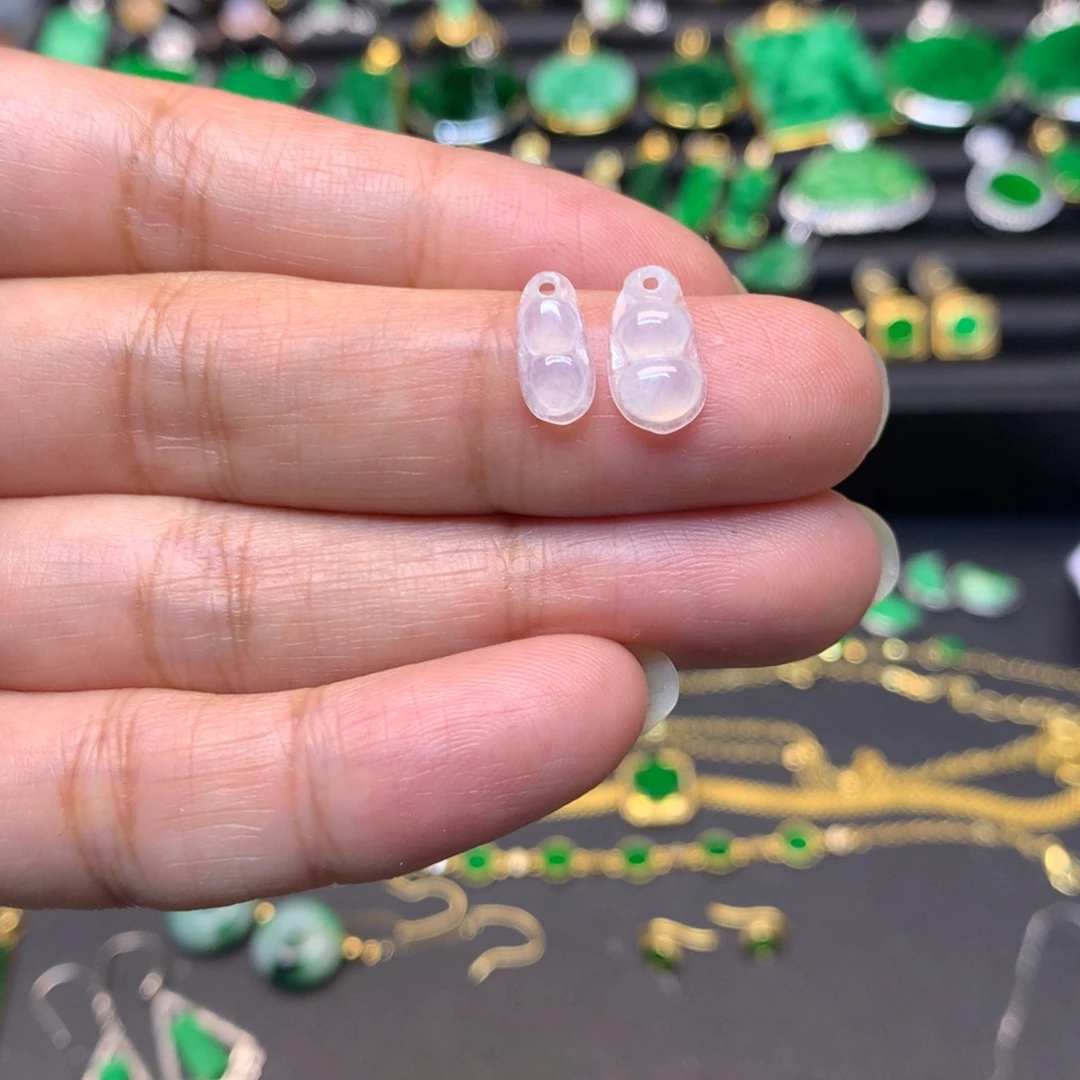 翡翠未镶嵌颈饰有纹