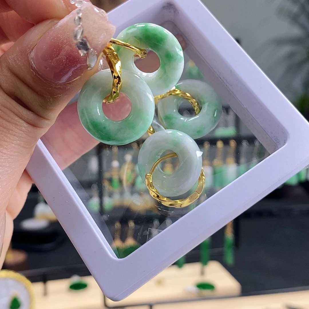 翡翠耳饰未镶嵌多样发其一