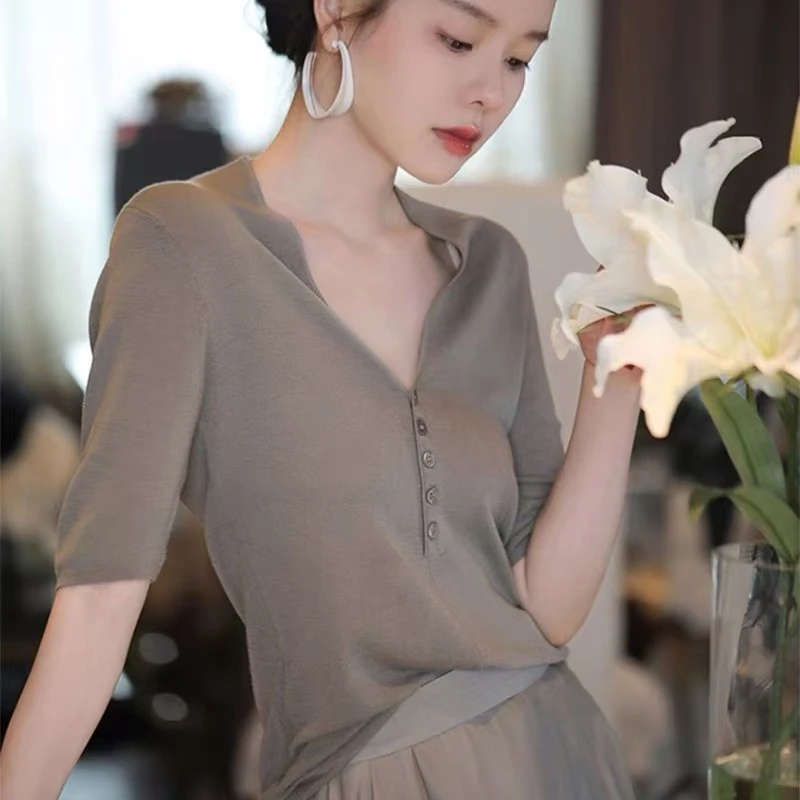 羊范2025夏季新款精纺羊毛短袖女V领系扣薄款上衣简约高级感T恤