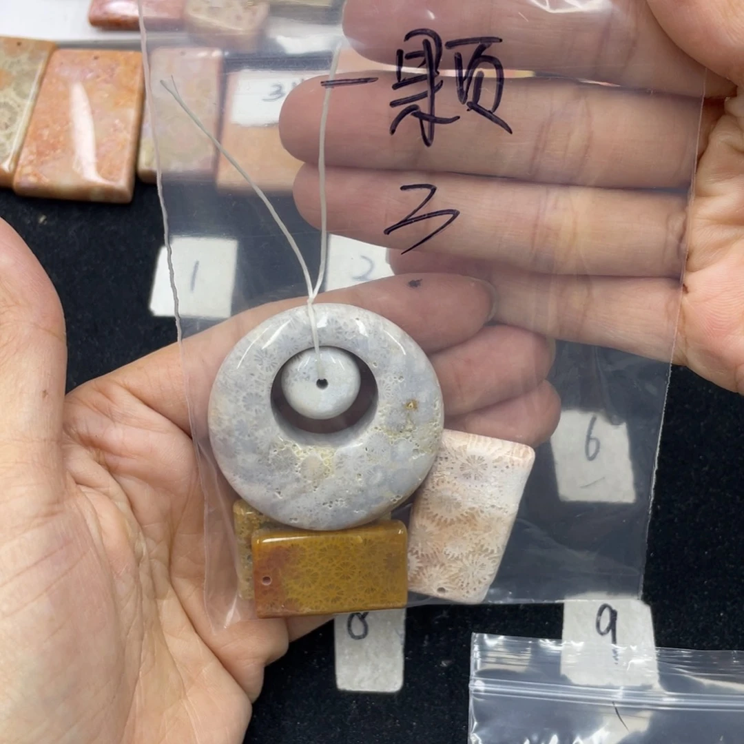 硅化珊瑚（珊瑚玉）颈饰合金一**芙