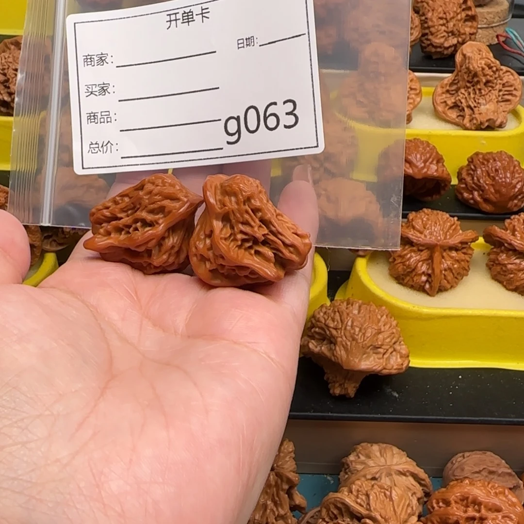 伊***爸把件桃核文玩的好