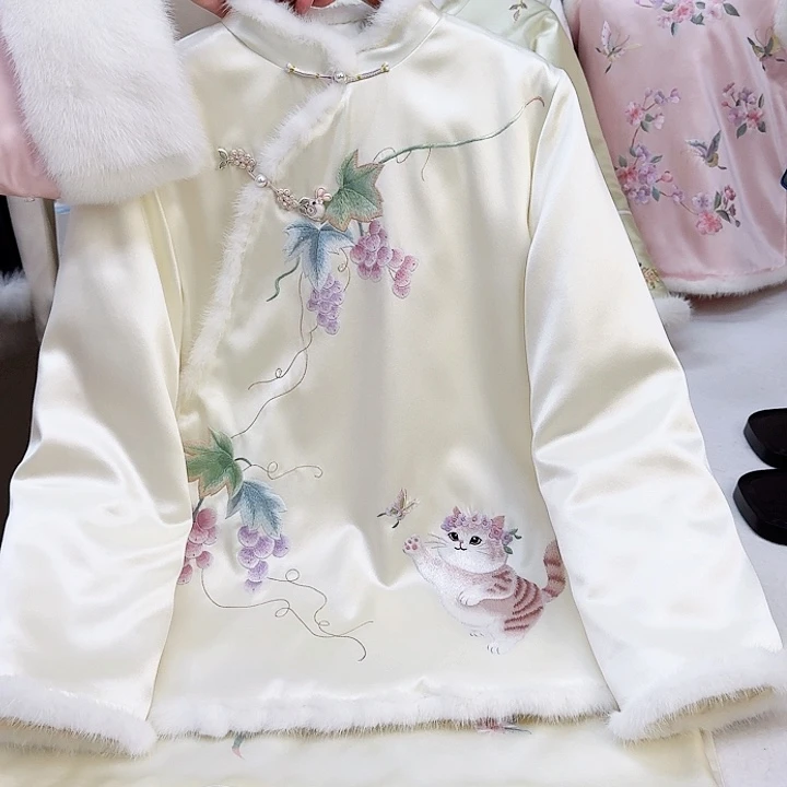 织绣真丝猫咪扑蝶棉服