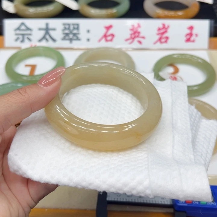未镶嵌手镯石英质玉瑜*