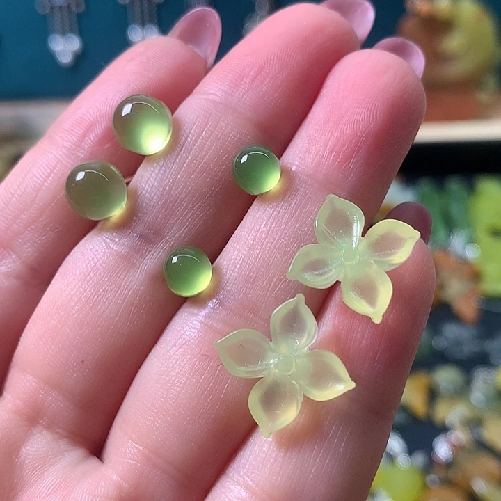 蛇纹石玉未镶嵌耳饰