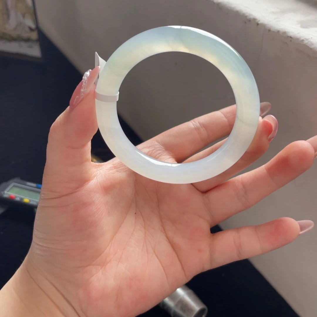 翡翠手镯未镶嵌翡翠手镯