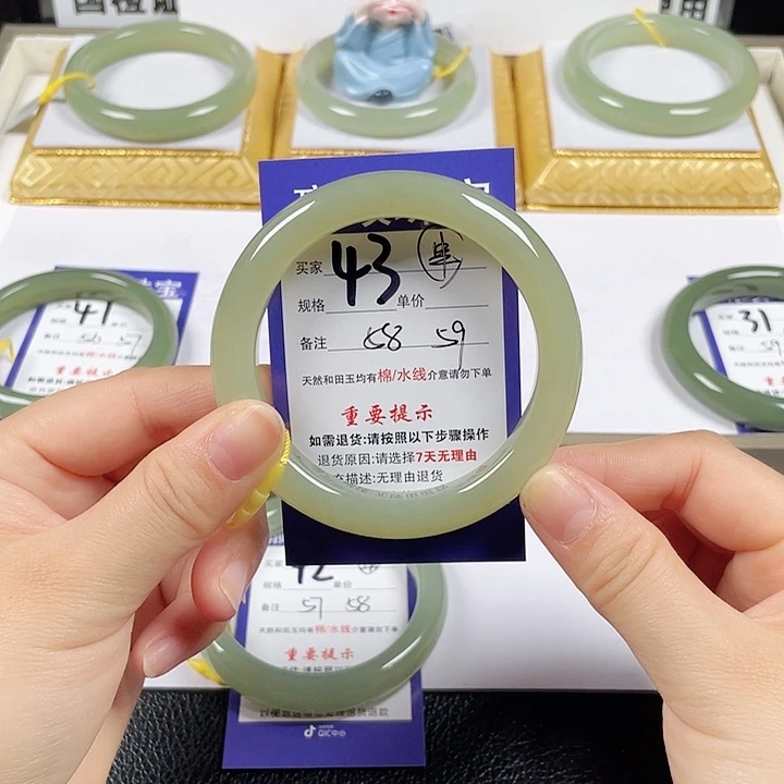 和田玉未镶嵌手镯