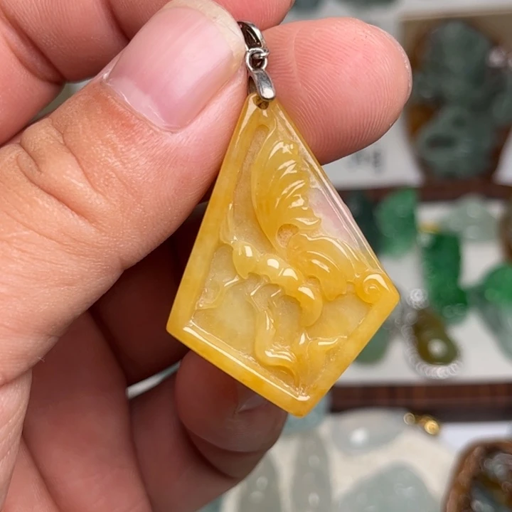翡翠未镶嵌颈饰蝴蝶