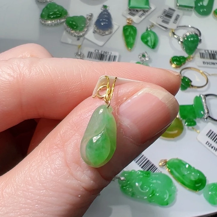 18K金镶嵌挂件翡翠