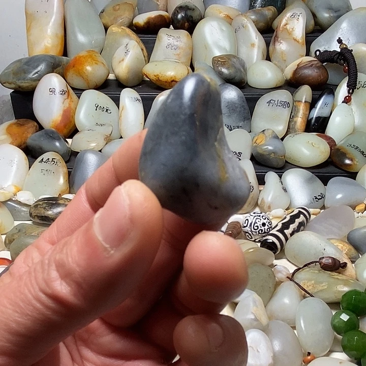 和田玉未镶嵌颈饰吊坠