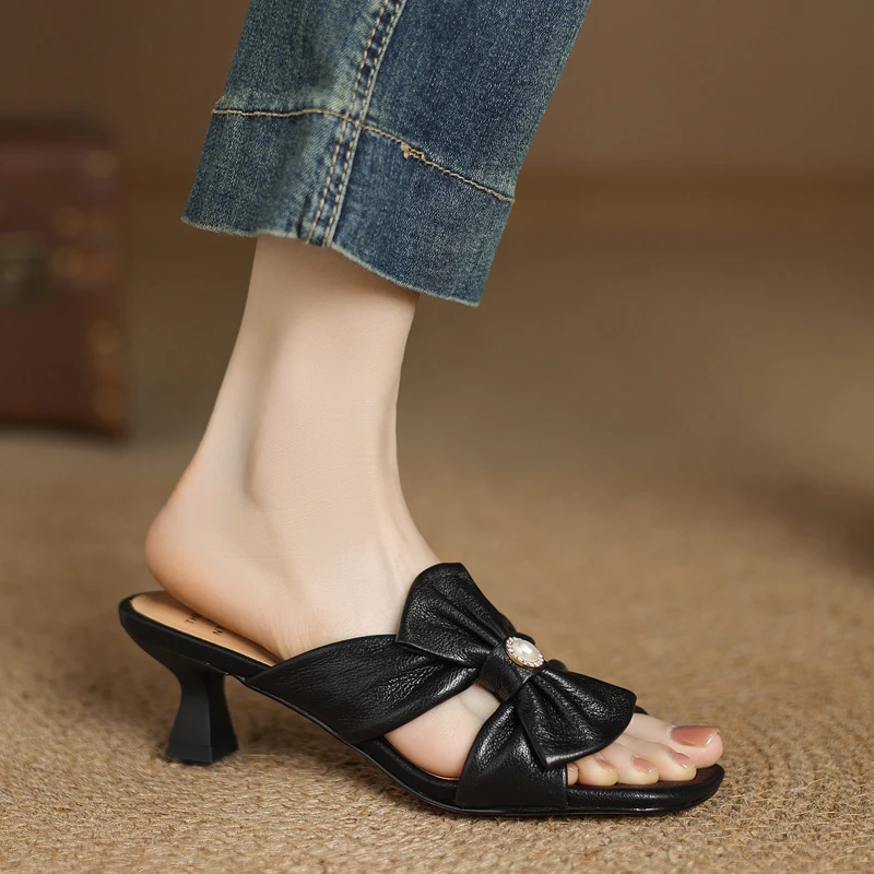 5cm猫跟2025夏季新款仙女风珍珠蝴蝶结羊皮一字拖外穿米白色凉拖