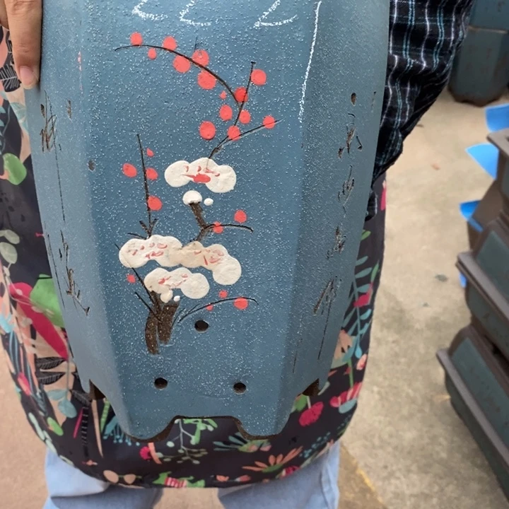 紫砂花盆只顾看手机和睡觉