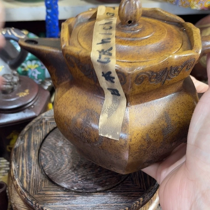 茶壶紫泥原矿泥料手工制作的一把紫砂壶。