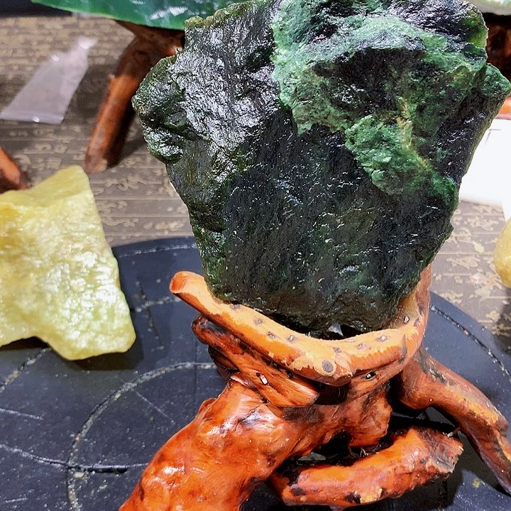 未镶嵌蛇纹石玉珠宝奇石