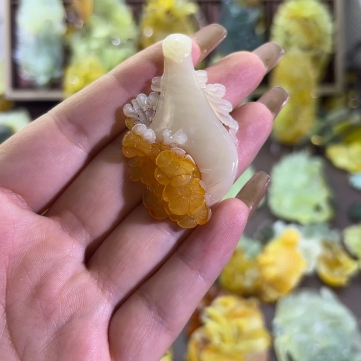 未镶嵌蛇纹石玉颈饰虫**?