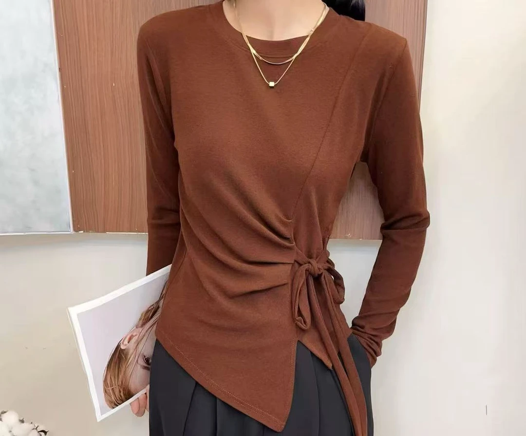 8849号#6029#不规则下摆圆领侧边开钗褶皱绑带修身长袖上衣（预）
