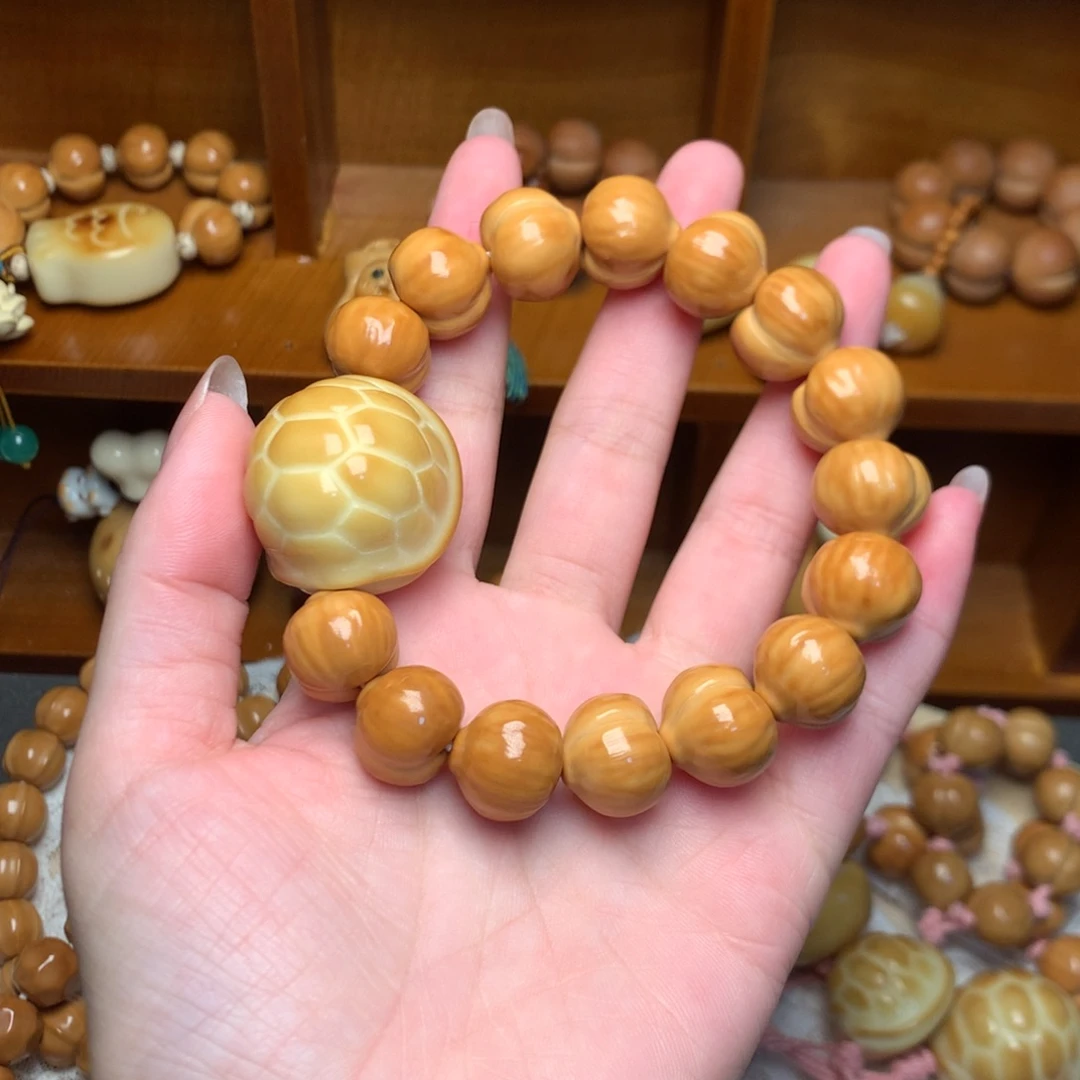 文玩核桃吊坠屁桃手串富甲