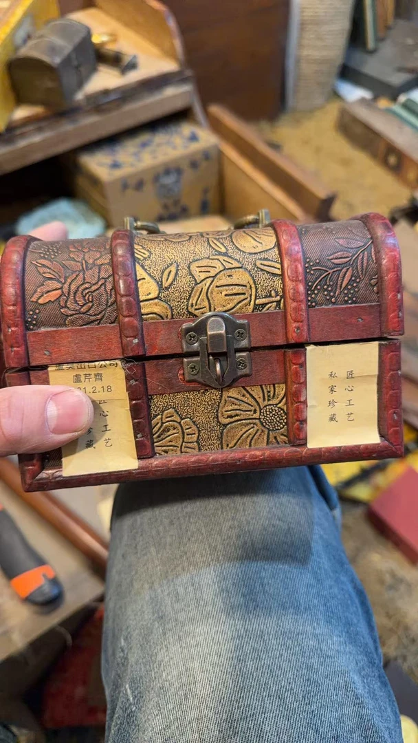 精品红色荷花木盒子摆件一个（不带盒子）